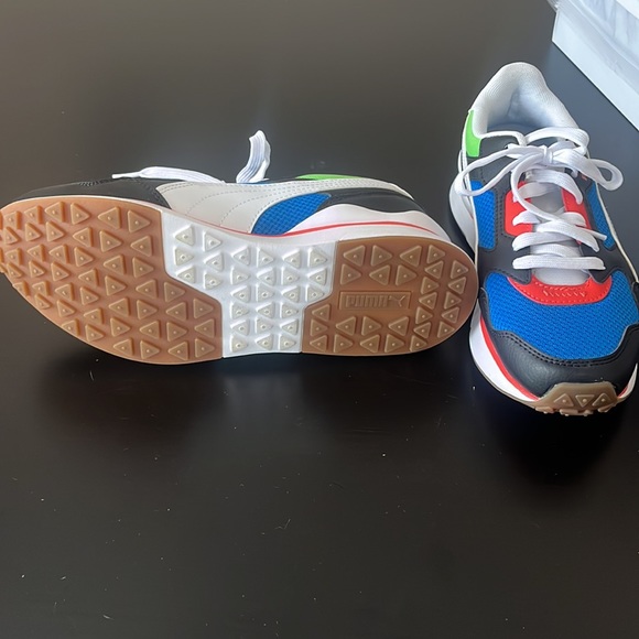 Size 6 NWOT PUMA size 6 sneakers - Picture 7 of 10
